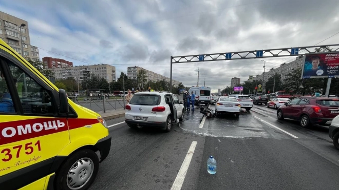 На Дунайском проспекте петербурженка вышла из авто посреди дороги