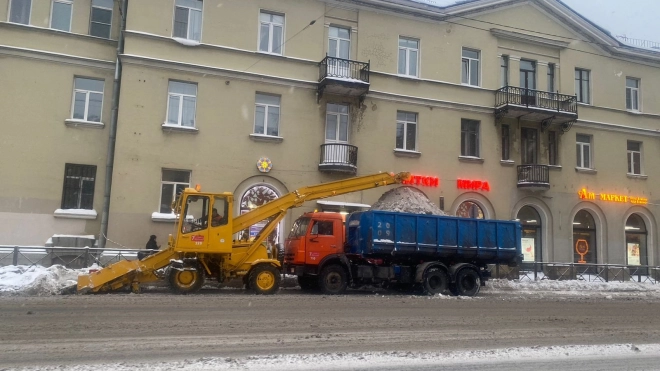 Петербуржцам рассказали, что платные парковки чистят от снега в круглосуточном режиме