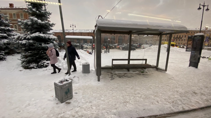 В Петербурге проинспектировали уборку снега на остановках общественного транспорта 