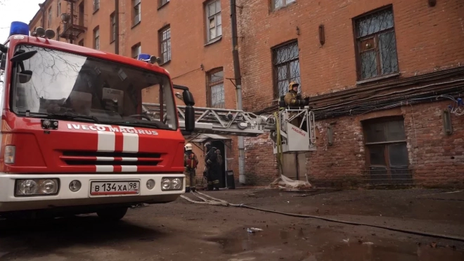 Пожарные занимаются проливкой двух очагов на "Невской мануфактуре"