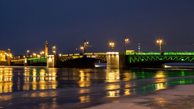 Дворцовый мост подсветят в зеленый и оранжевый цвета в честь 8 марта