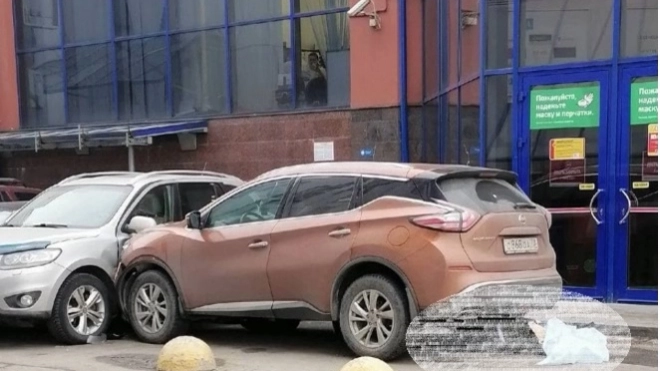 Пенсионер на парковке у ТЦ "Академический" сбил насмерть 84-летнюю женщину