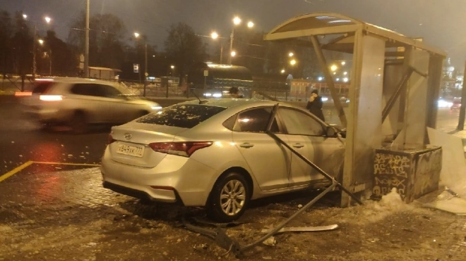 На Пискаревском проспекте Hyundai протаранил остановку