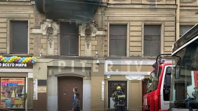 Глава Центрального района рассказала, почему обрушилась плитка балкона на Невском проспекте