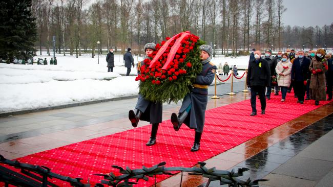 На Пискаревском кладбище почтили память погибших в блокадные годы