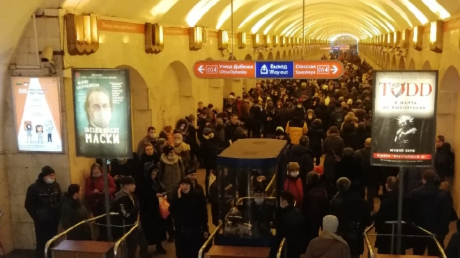 Все станции "зеленой" ветки метрополитена закрыли для входа в Петербурге