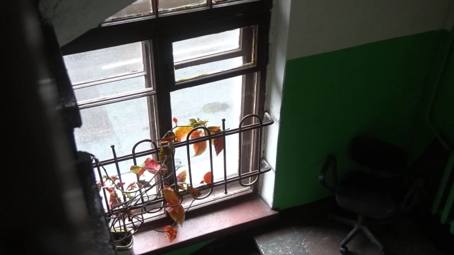 В Невском районе 15-летний подросток выпал из окна на пятом этаже