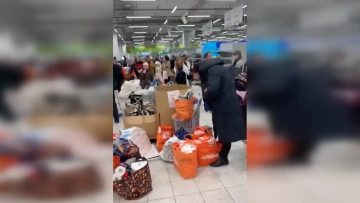 Петербуржцы запасаются продуктами из закрывающихся ...