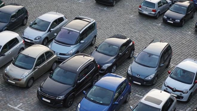 Чиновники предложили отдавать петербургские участки под парковки в аренду без торгов