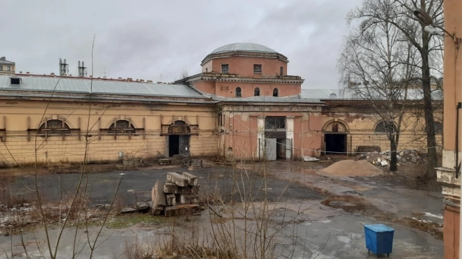 Новые сроки реставрации Конюшенного ведомства объявили в Петербурге