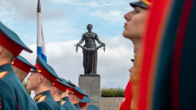 На Пискарёвском кладбище в Петербурге почтили день начала блокады