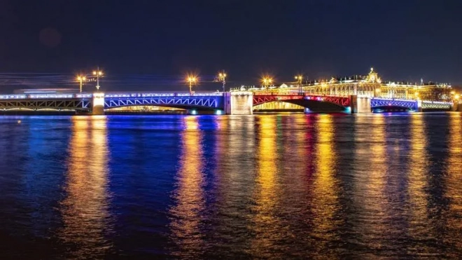 В День Победы Дворцовый мост окрасится в цвета российского триколора