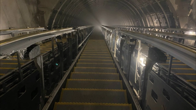 На станции "Горный институт" завершен монтаж ступеней по всем четырем эскалаторам