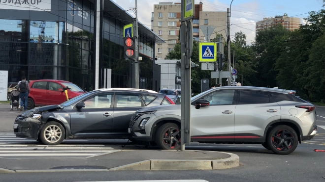 На Светлановском проспекте в Петербурге столкнулись две иномарки
