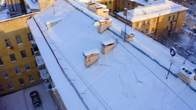 Более 9 тысяч крыш очистили от снега в Петербурге с начала февраля