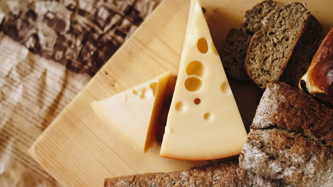 На полках петербургских магазинов нашли фальсификаты сыра