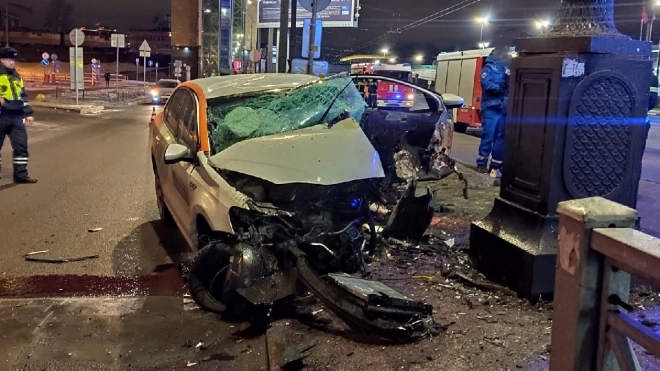 Водитель каршеринга погиб после столкновения со столбом у станции метро "Электросила"