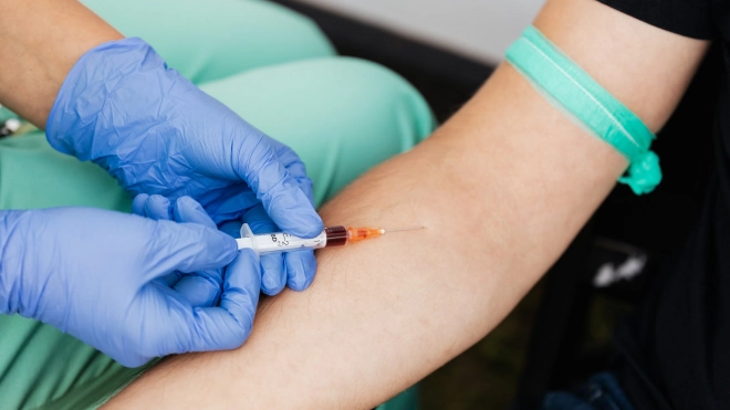 Более 80 подростков из Петербурга сделали прививку от коронавируса