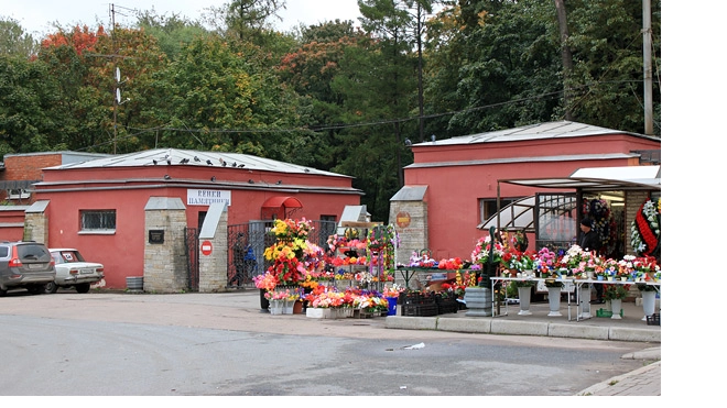 Мужчина заплатит больше 1,5 млн рублей за разбитого на кладбище ангела