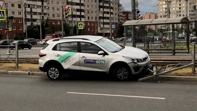 Каршеринг снес забор в Приморском районе