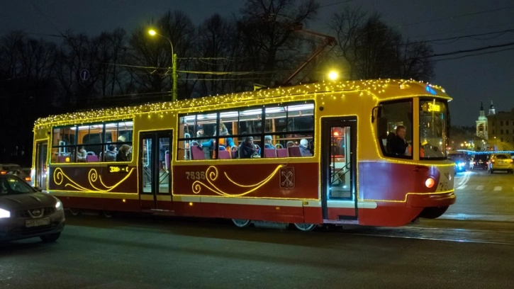 В Петербурге запустили трамваи с праздничной подсветкой 