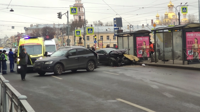 Водитель Jaguar попал в реанимацию после ДТП на Лиговском проспекте