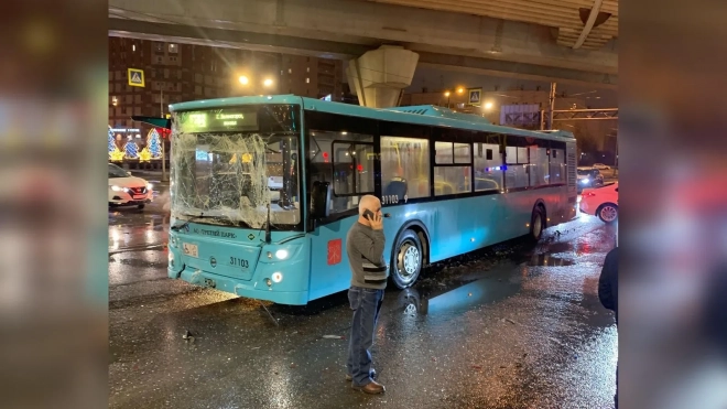 Автобус опрокинул инкассаторскую машину на Савушкина