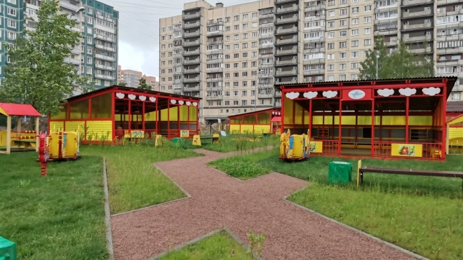 Стало известно, сколько в Петербурге игровых площадок для "особенных" детей