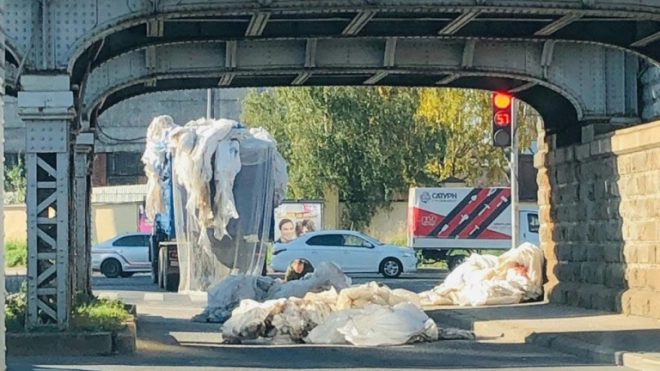 Грузовик потерял "парашют" под мостом на Боровой улице