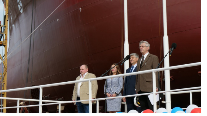 Генеральный директор Выборгского судостроительного завода поздравил участников спуска на воду рыбопромыслового судна 