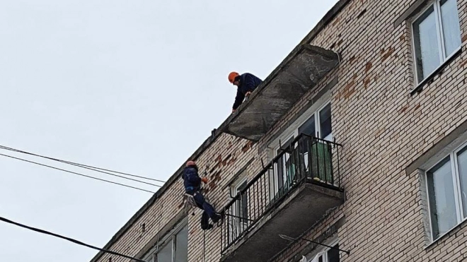 Фасад дома на Пискаревском проспекте, в который прилетел БПЛА, начали восстанавливать