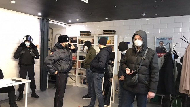 В петербургский штаб Навального пришли восемь полицейских