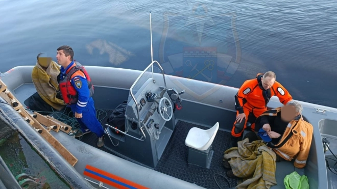 В Приозерске опрокинулась лодка с рыбаками