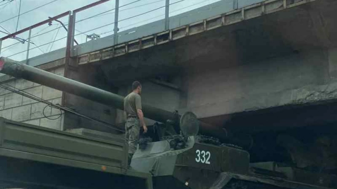 В Новосибирске под мостом застряла артиллерийская установка