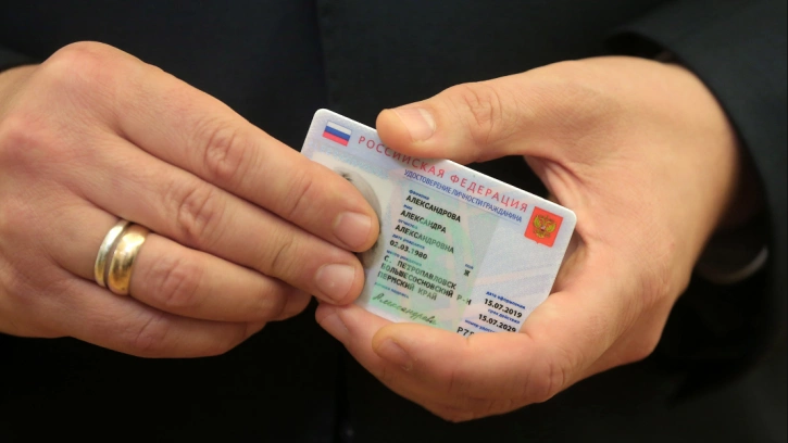 До конца года будет принято решение о замене бумажного паспорта на смарт-карту