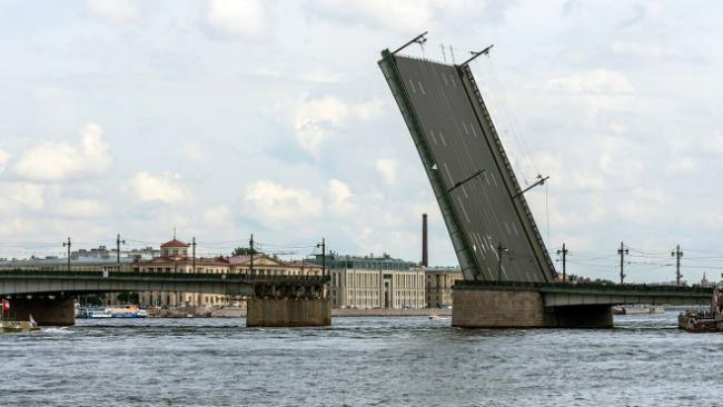 Движение по Литейному мосту ограничат на две недели