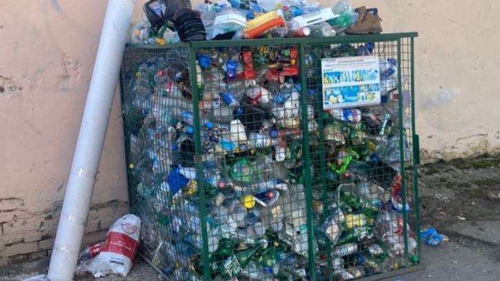 Жители Васильевского острова жалуются на отсутствие контейнеров для пластиковых отходов