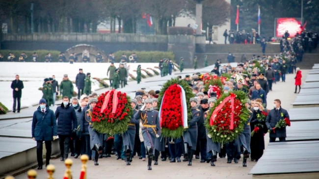Путин на Пискаревском кладбище почтил память жертв блокады Ленинграда 