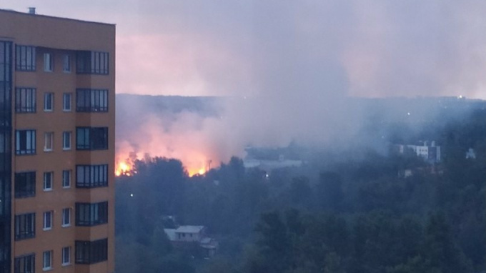В промзоне в Петербурге разгорелся пожар на площади 600 кв. метров