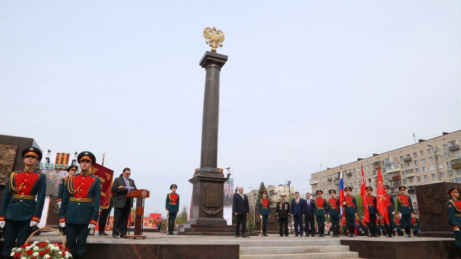 В Колпино губернатор Петербурга возложил цветы к Вечному огню
