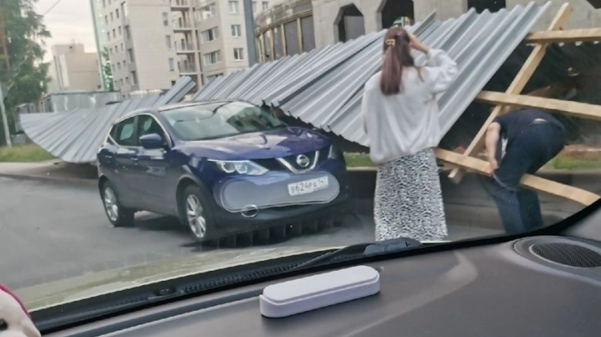 Строительный забор придавил припаркованный Nissan в Песочном
