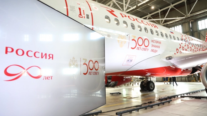 В Петербурге представили Sukhoi Superjet с символикой СПбГУ