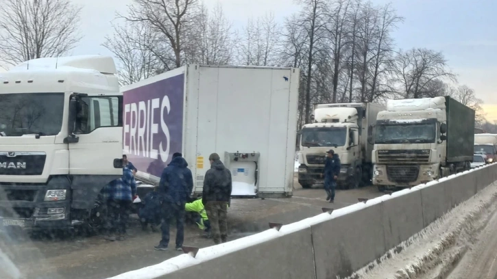 Московское шоссе снова перекрыто из-за потерявшей прицеп фуры