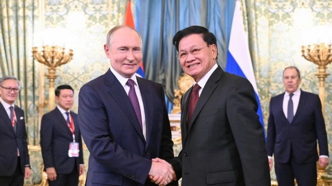 Президент Лаоса на встрече с Путиным заявил, что подарит двух слонов Петербургу