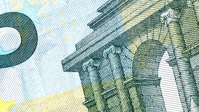 Курс евро на Мосбирже упал ниже 101 рубля 