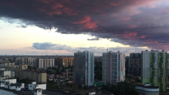 Небо над Петербургом окрасилось в розово-персиковые цвета – фото