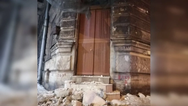 Прокуратура начала проверку после обрушения фасада в центре Петербурга