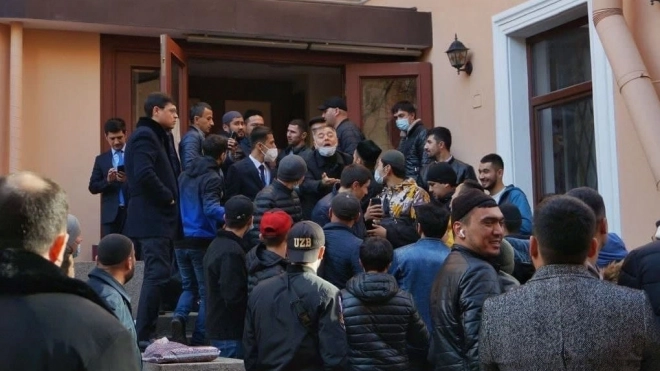 В Петербурге у консульства Узбекистана выстроилась огромная очередь из желающих проголосовать