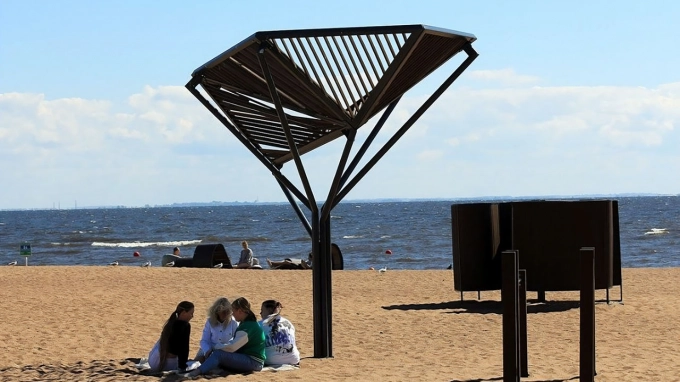 В Курортном районе Петербурга продолжают благоустраивать пляжи
