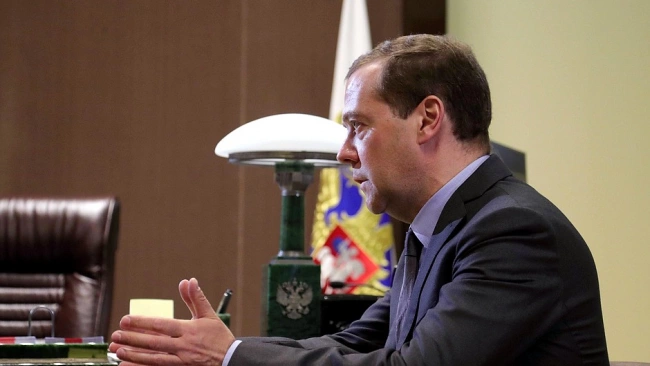 Медведев жестко прокомментировал заявление французского министра об "экономической войне" с Россией
